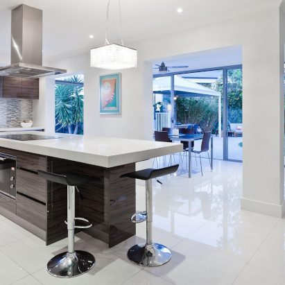 cozinha-com-ilha-de-marmore-800×411