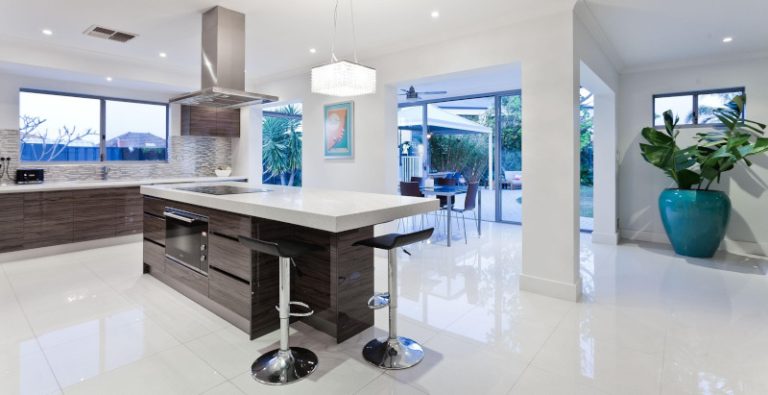 cozinha-com-ilha-de-marmore-800×411